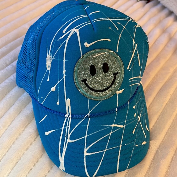 TRUCKER HAT- SMILEY FACE/WHITE SPLATTER - Picture 1 of 1
